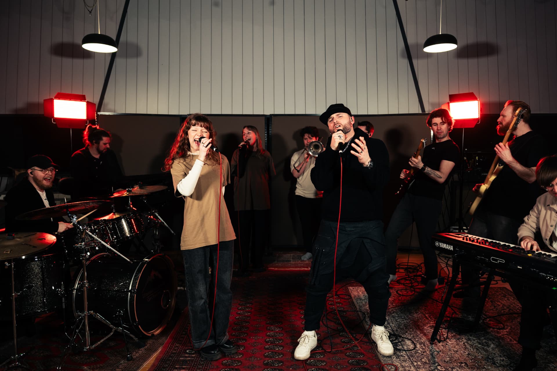 Musiker och sångare tillsammans på scen